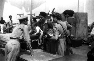 Douanecontrole in haven Tanjung Priok, Nieuwjaarsdag 1947
