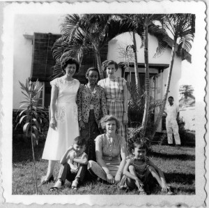 zussen Kobus in voortuin in Surabaya 27