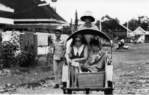 Miny met zoon Toto in betjah op weg naar gevangenis in Malang